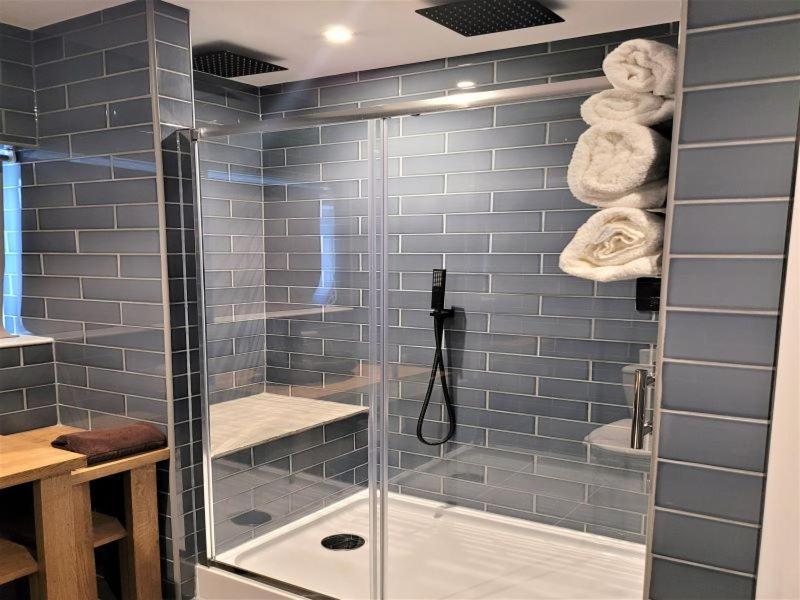 The Oakwood By Roomsbooked * Gloucester