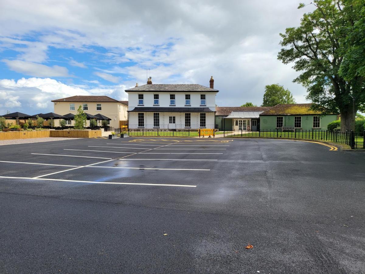 Hotel The Oakwood By Roomsbooked *
