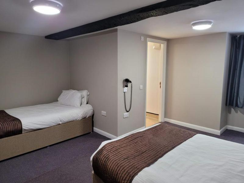 Hotel The Oakwood By Roomsbooked