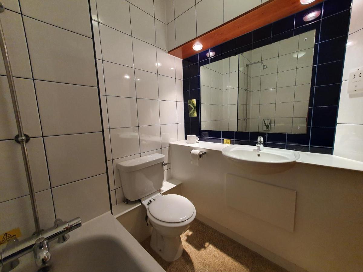 Hotel The Oakwood By Roomsbooked Gloucester