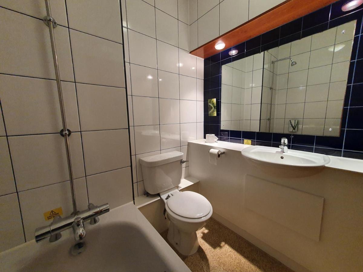 Hotel The Oakwood By Roomsbooked Gloucester