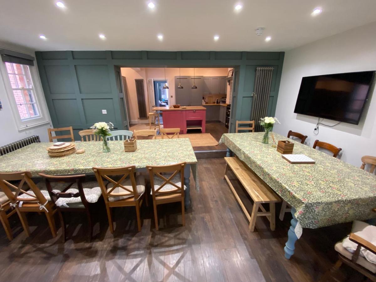 Large Georgian Family Town House * Gloucester