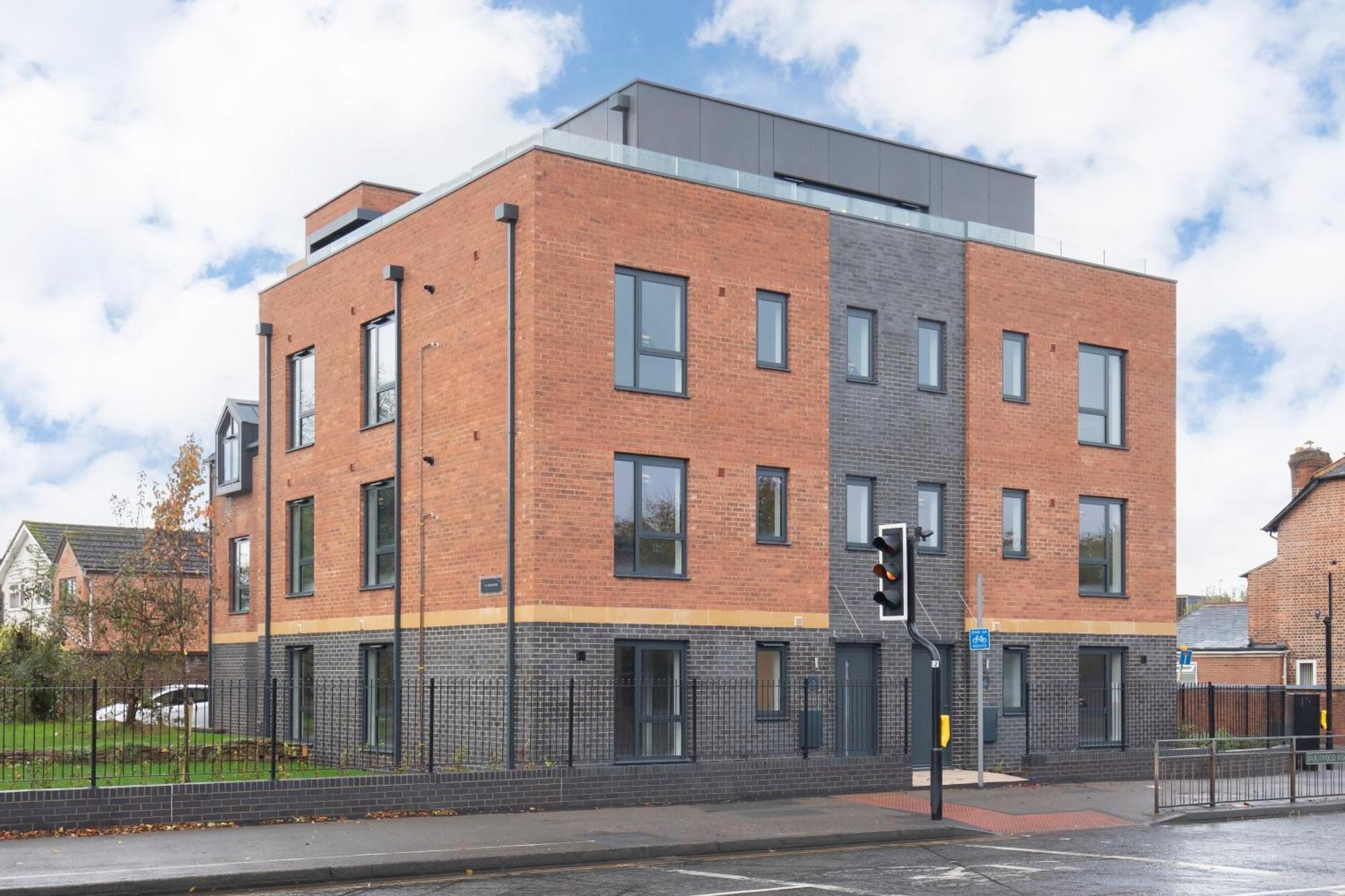 Elliot Oliver - Luxurious Two Bedroom With Parking Apartment *