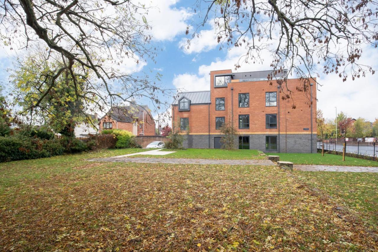 Elliot Oliver - Luxurious Two Bedroom With Parking Apartment