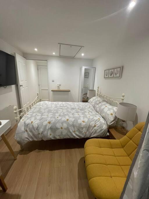 1 Bedroom Guest Near City Centre. Gloucester