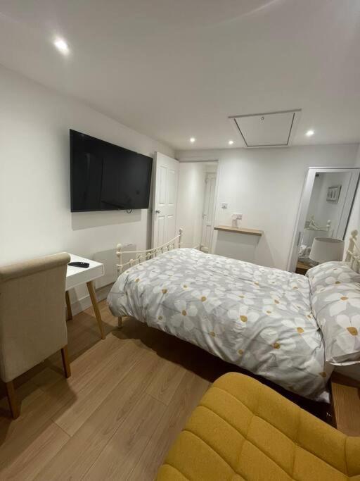 Apartment 1 Bedroom Guest Near City Centre. Gloucester