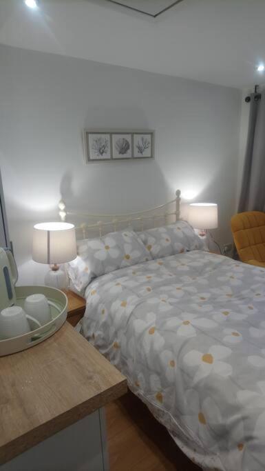 1 Bedroom Guest Near City Centre. * Gloucester
