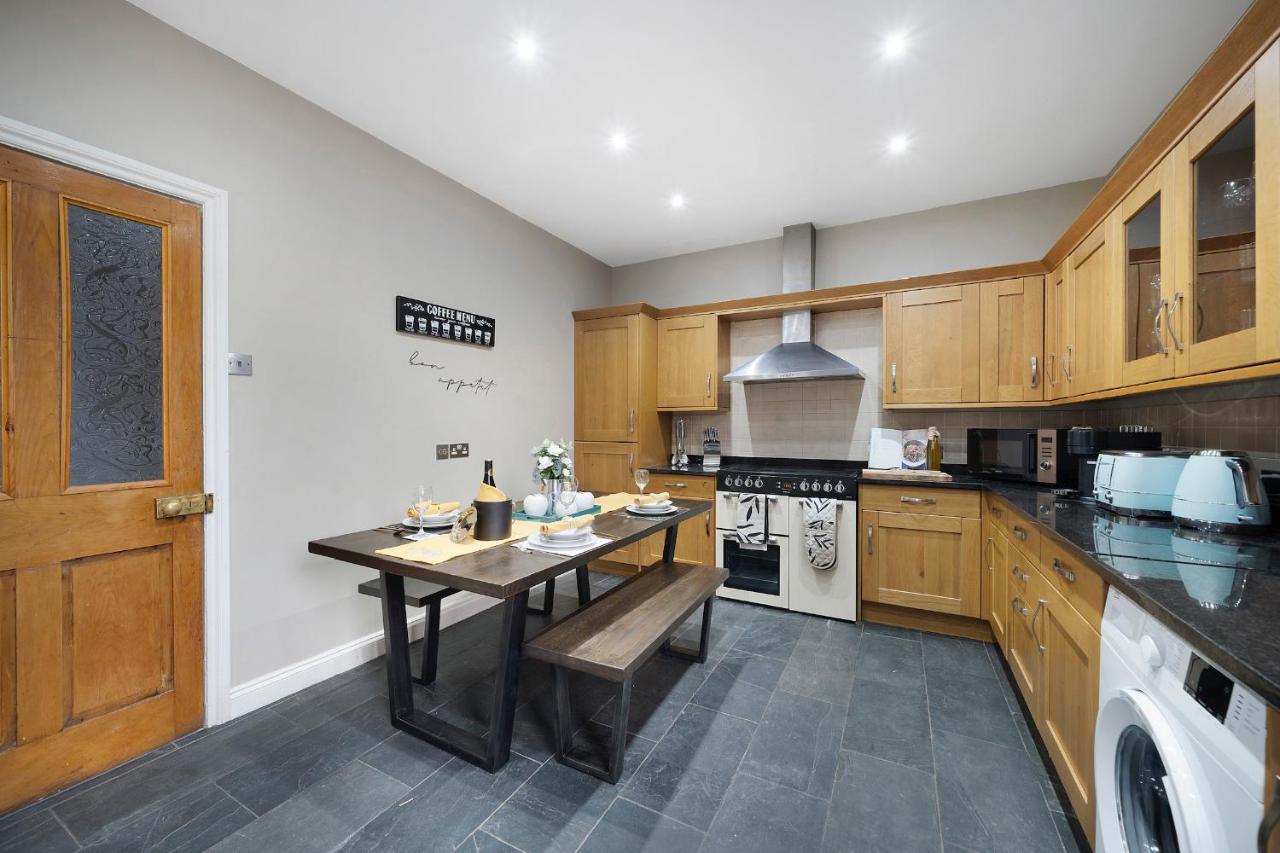 4 Bedroom With Garden, Game Room, Parking- Esho Holiday home *