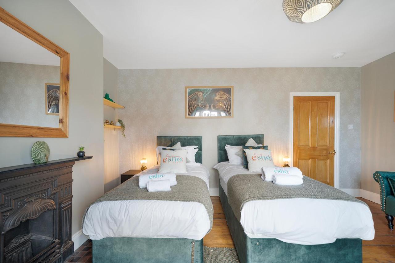 4 Bedroom With Garden, Game Room, Parking- Esho Holiday home Gloucester