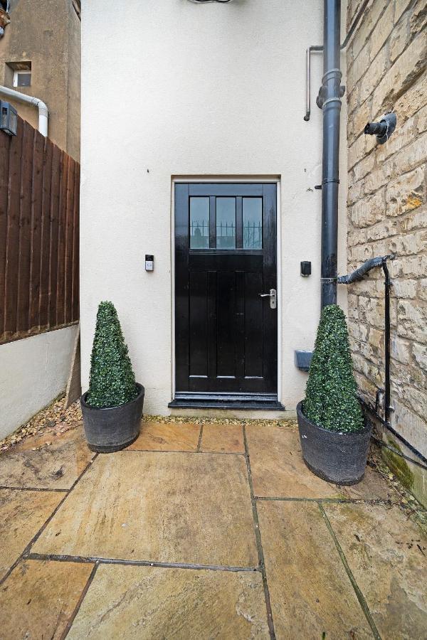 4 Bedroom With Garden, Game Room, Parking- Esho Holiday home Gloucester