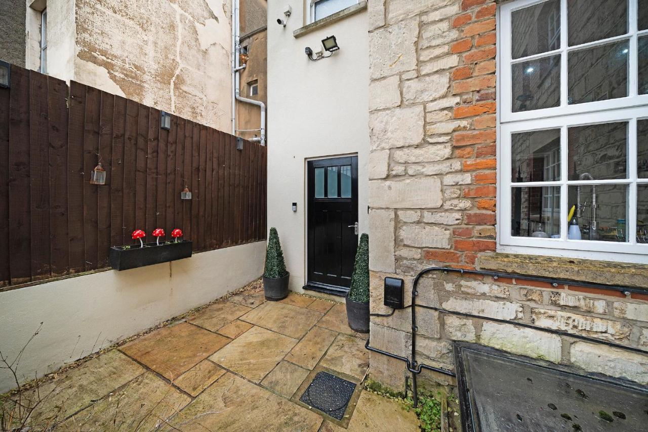 4 Bedroom With Garden, Game Room, Parking- Esho Holiday home Gloucester