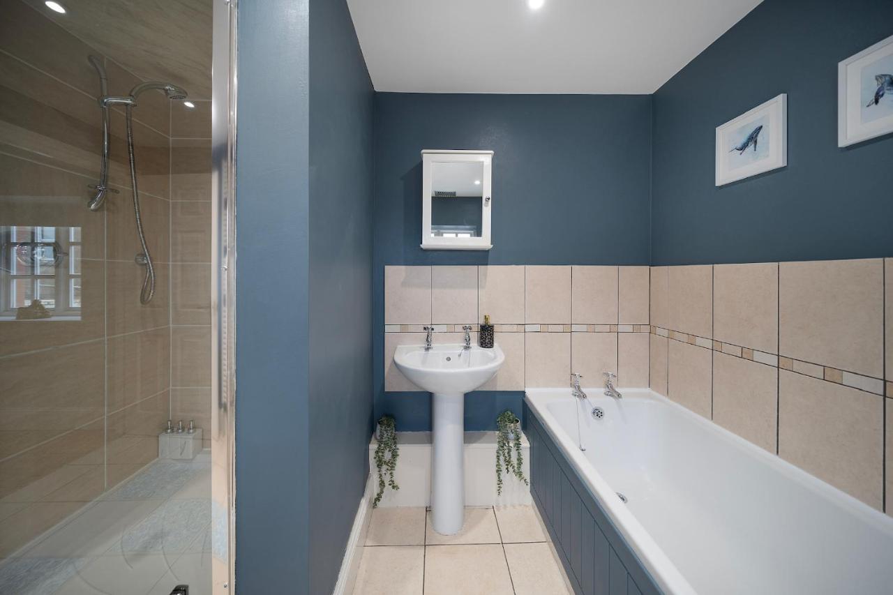4 Bedroom With Garden, Game Room, Parking- Esho Holiday home *