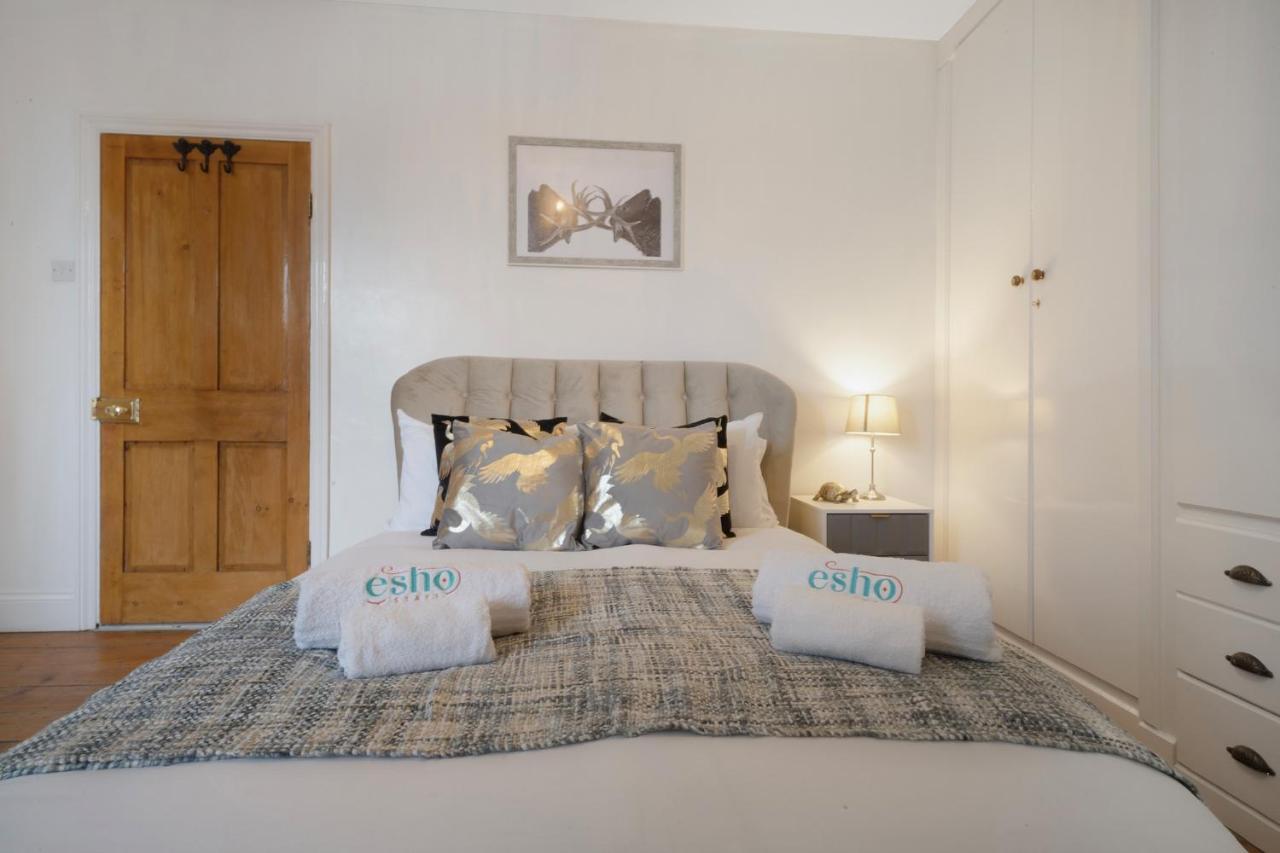 4 Bedroom With Garden, Game Room, Parking- Esho Holiday home Gloucester