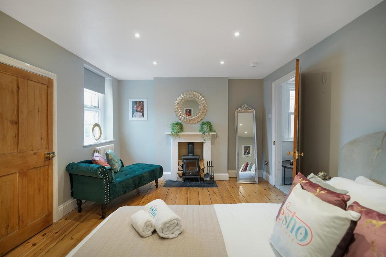 4 Bedroom With Garden, Game Room, Parking- Esho Holiday home *