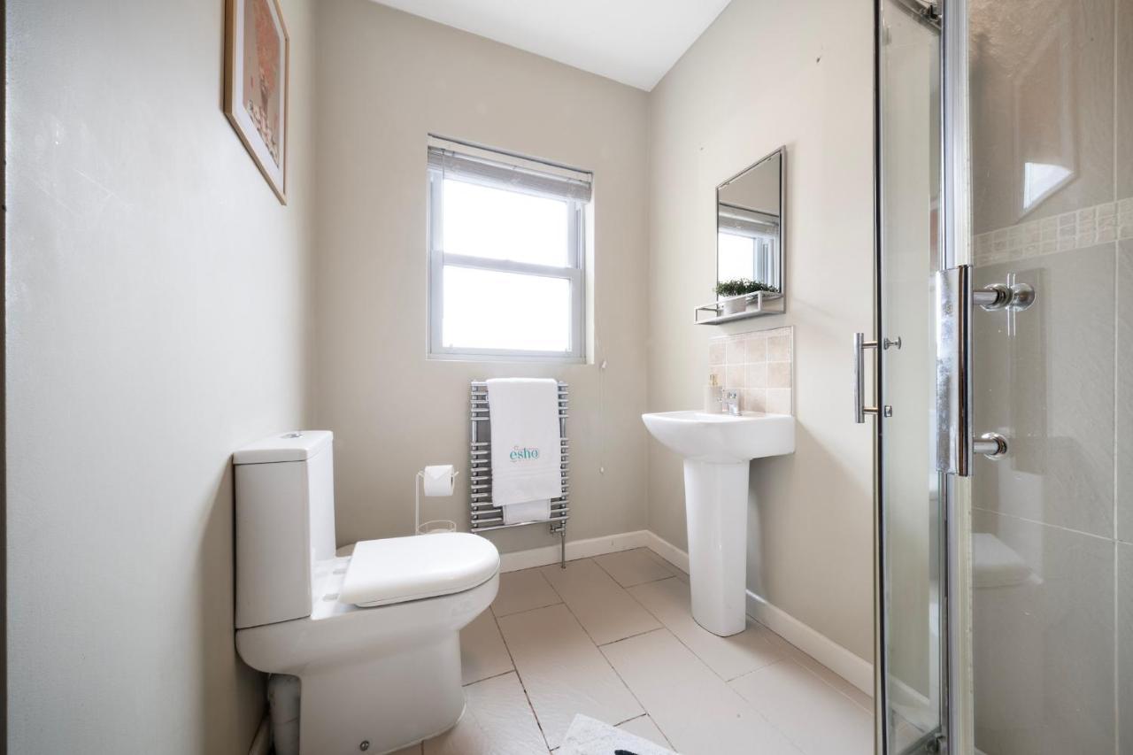 4 Bedroom With Garden, Game Room, Parking- Esho Holiday home *