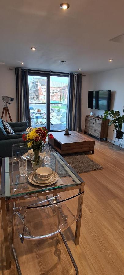 Beautiful 1 Bedroom With Parking In Docks *