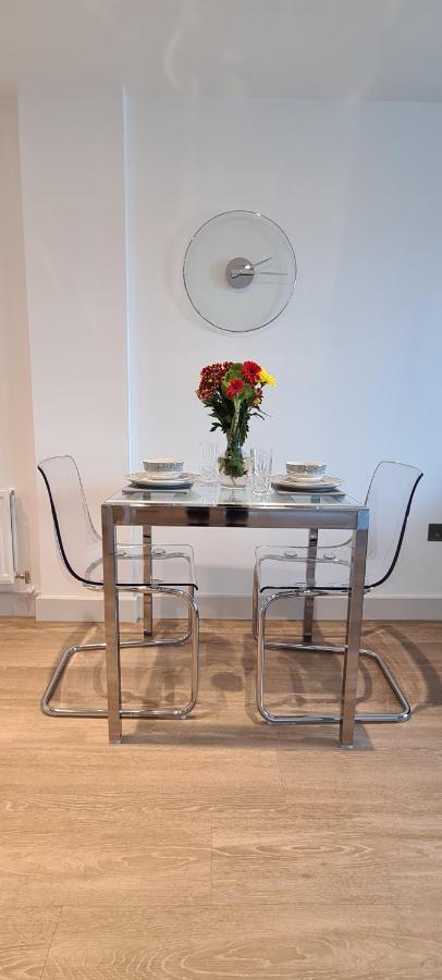 Beautiful 1 Bedroom With Parking In Docks Apartment