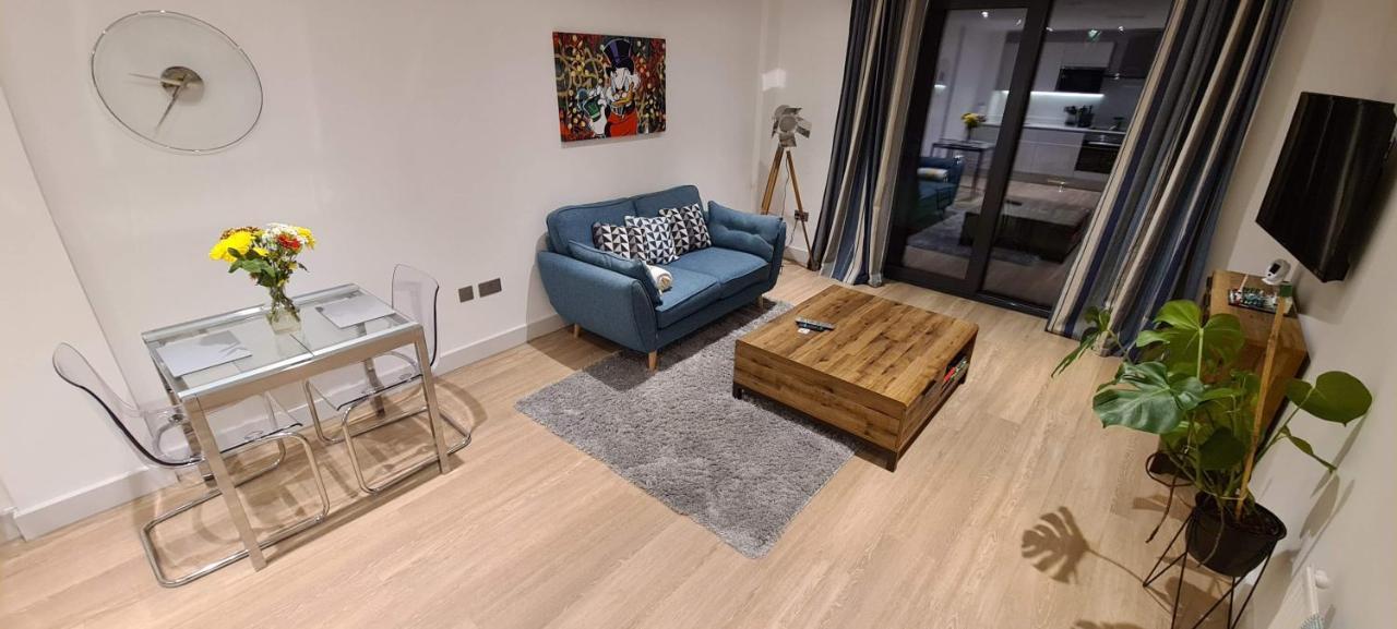 Beautiful 1 Bedroom With Parking In Docks
