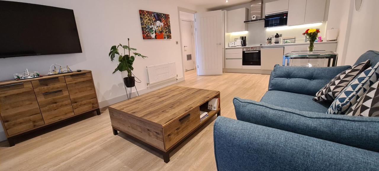 Beautiful 1 Bedroom With Parking In Docks * Gloucester
