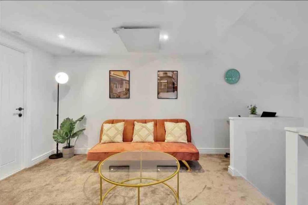 2 Bedroom Centre With Free Parking Apartment *