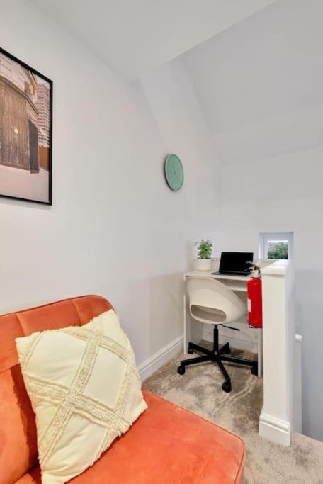 2 Bedroom Centre With Free Parking * Gloucester