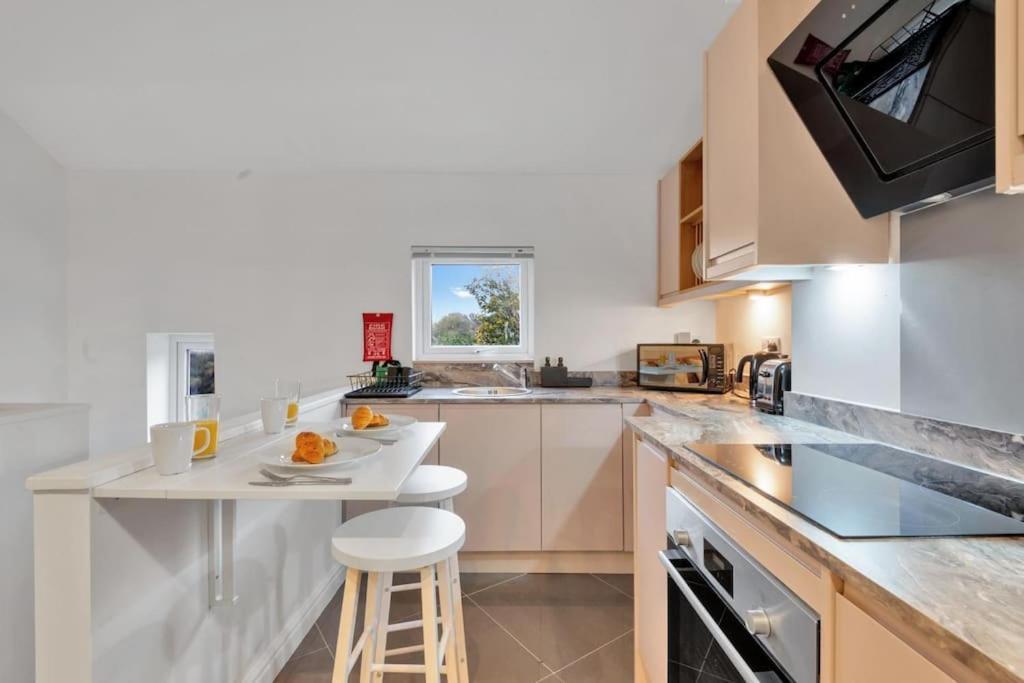 2 Bedroom Centre With Free Parking Apartment *