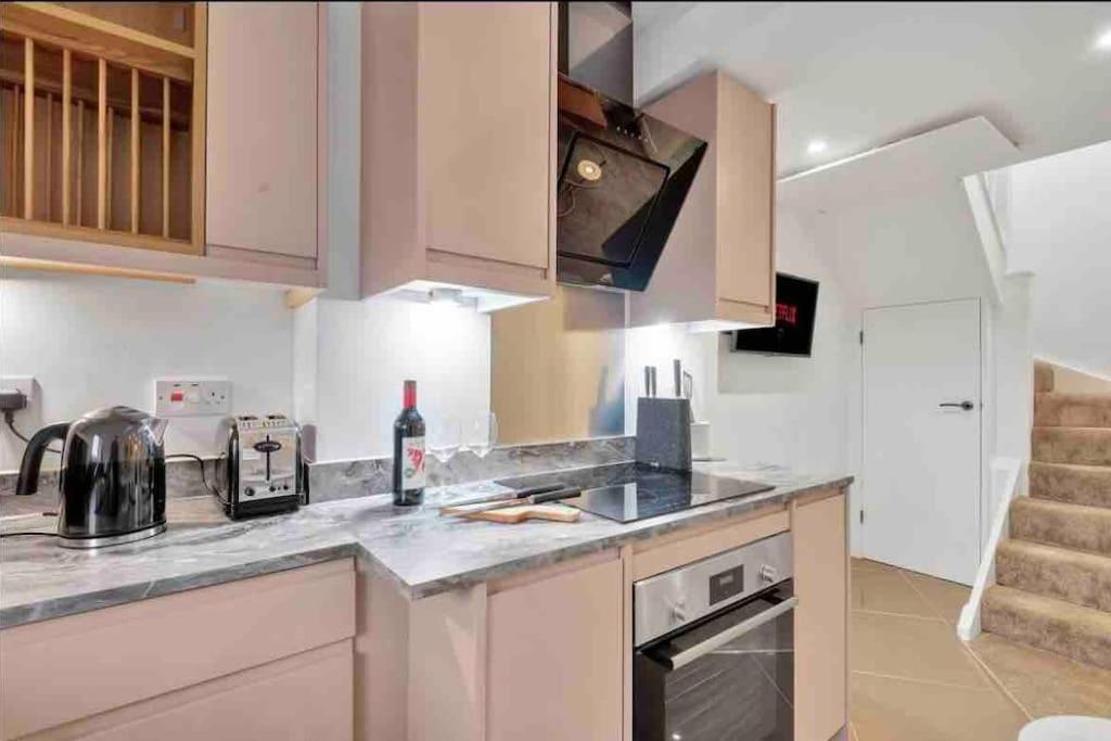 2 Bedroom Centre With Free Parking * Gloucester