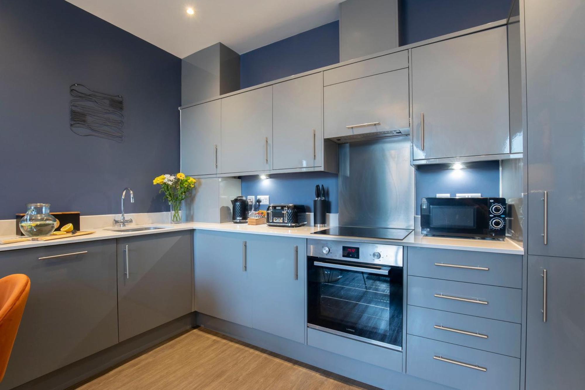 Elliot Oliver - Loft Style 2 Bedroom With Parking In The Docks *