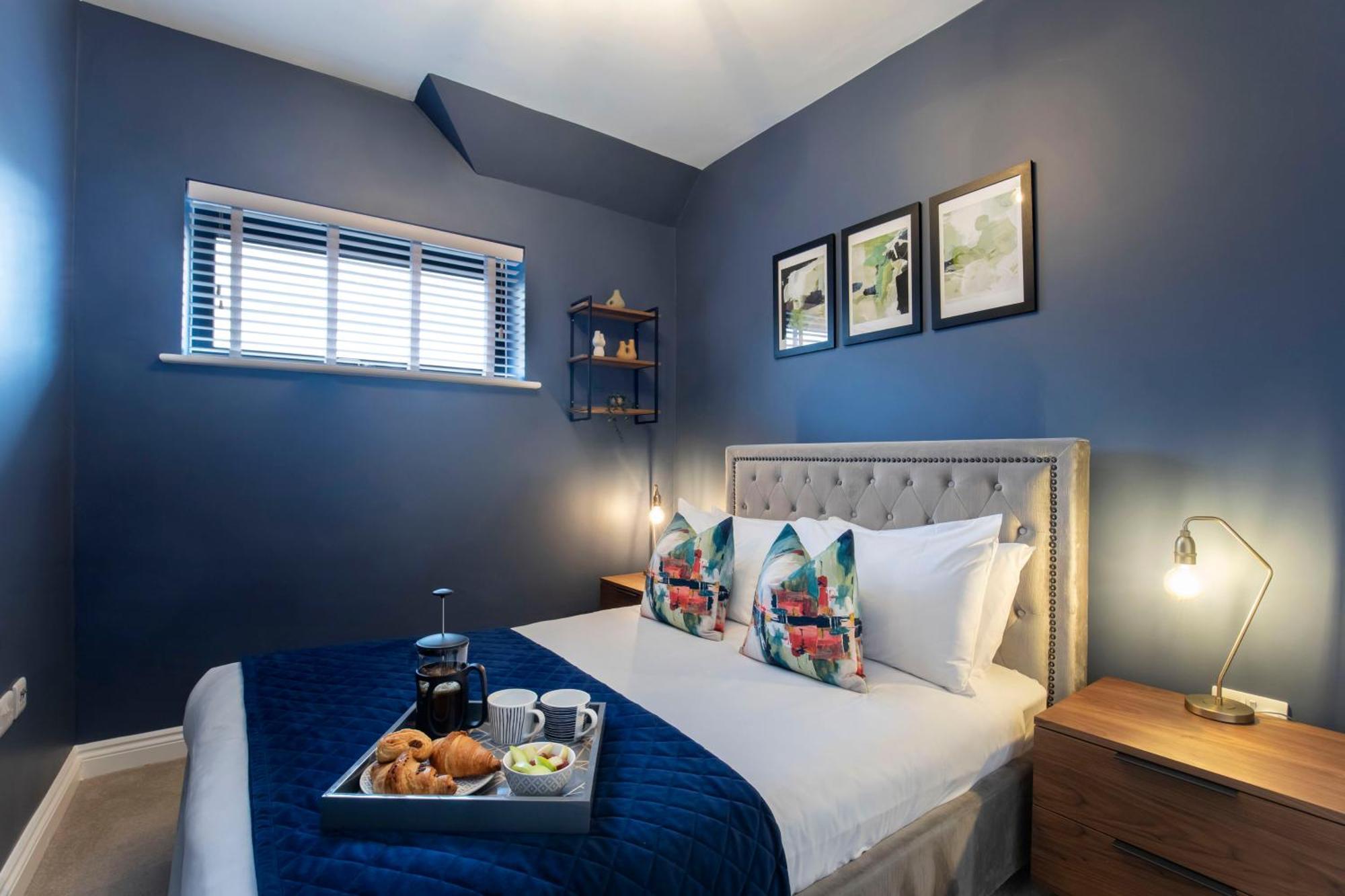 Elliot Oliver - Loft Style 2 Bedroom With Parking In The Docks *