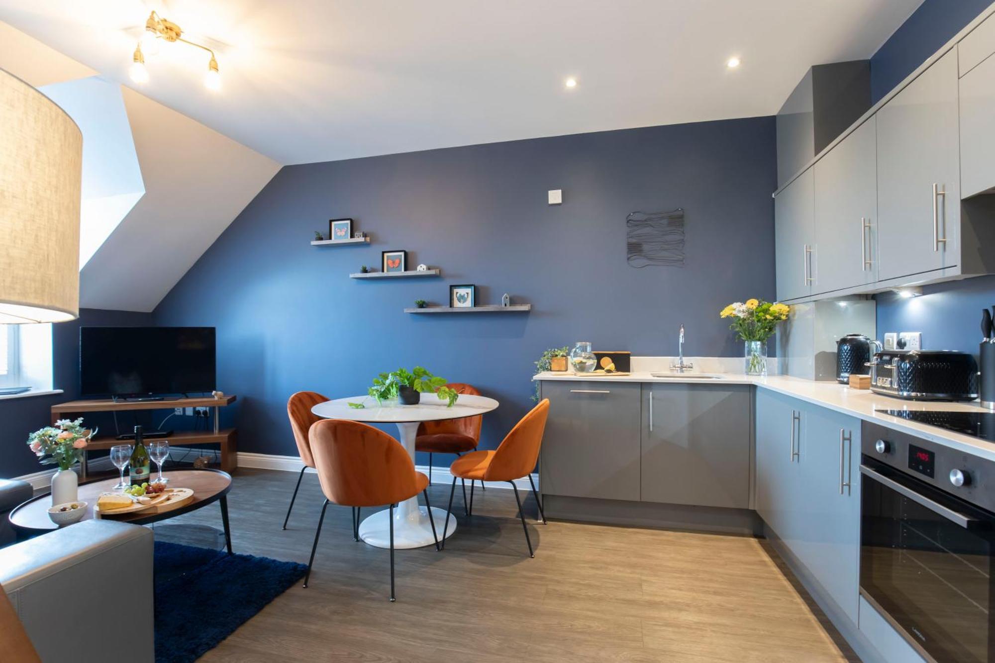Elliot Oliver - Loft Style 2 Bedroom With Parking In The Docks Apartment