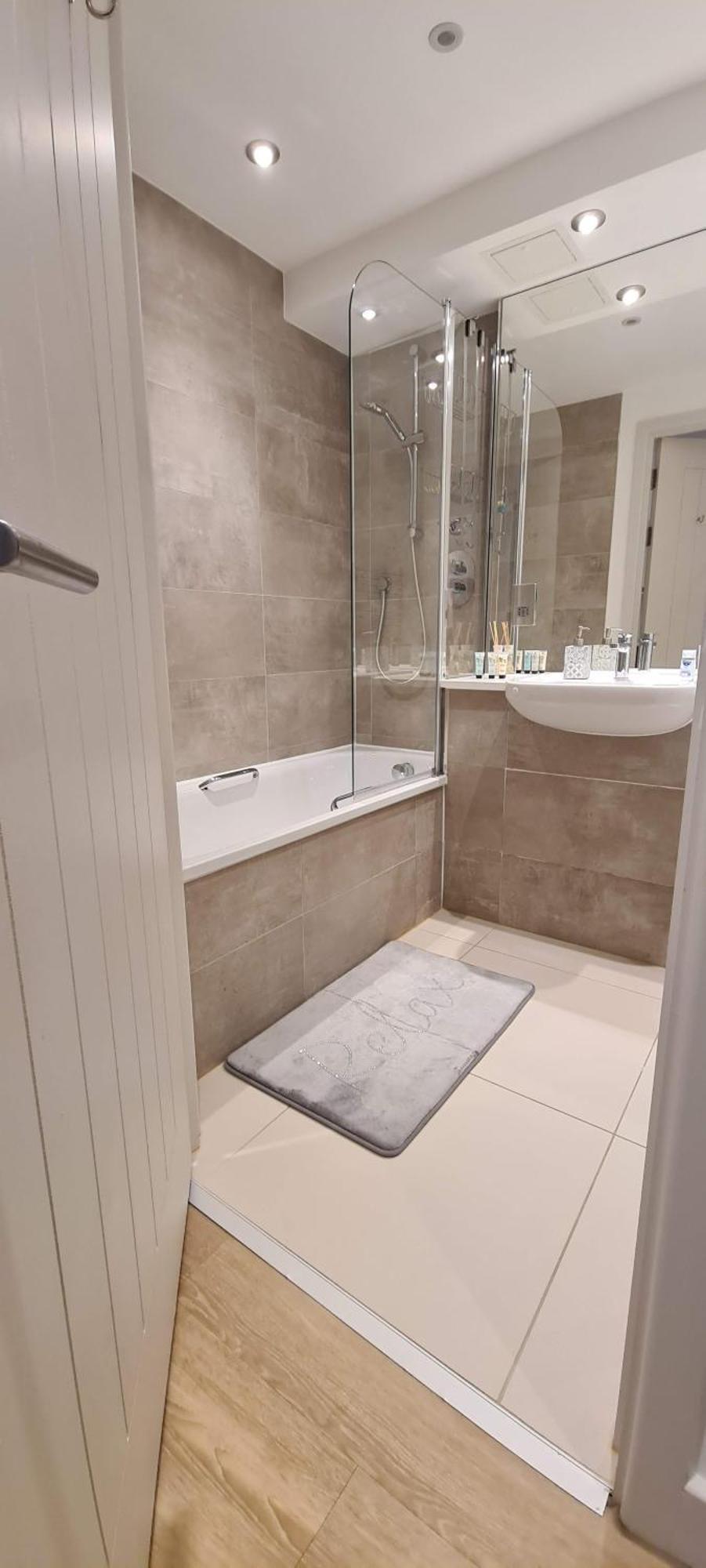 Beautiful 1 Bedroom With Parking In Docks *