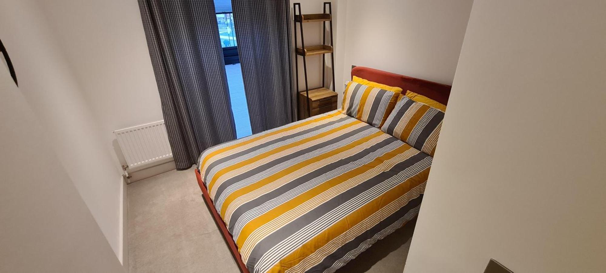 Beautiful 1 Bedroom With Parking In Docks *