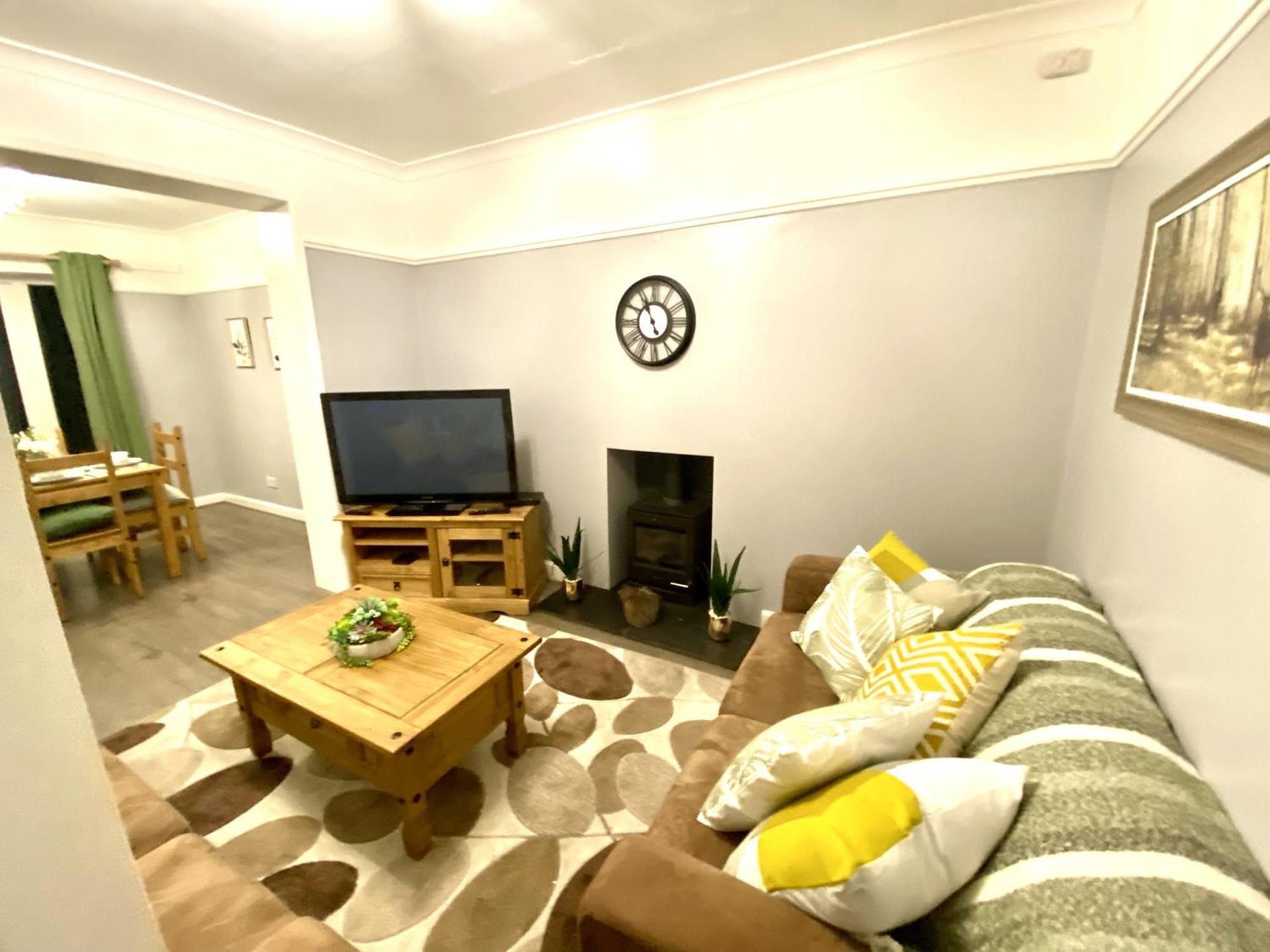 Holiday home 4 Bedroom House Near City Centre With Driveway - Ideal For Contractors Gloucester