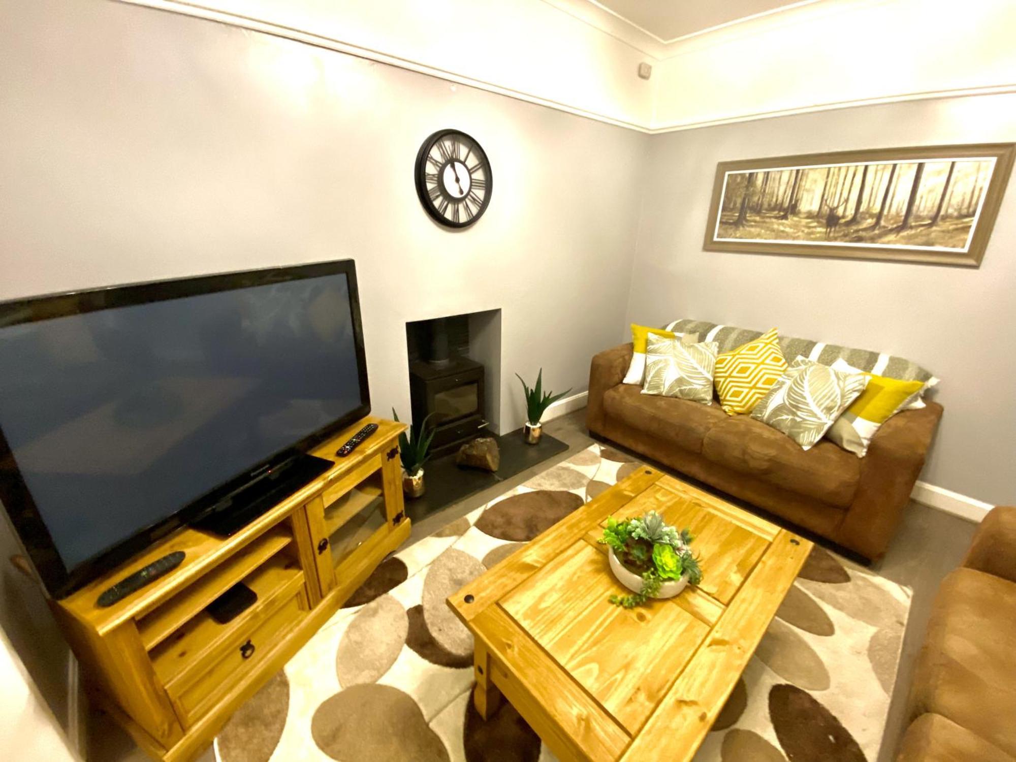 Holiday home 4 Bedroom House Near City Centre With Driveway - Ideal For Contractors *