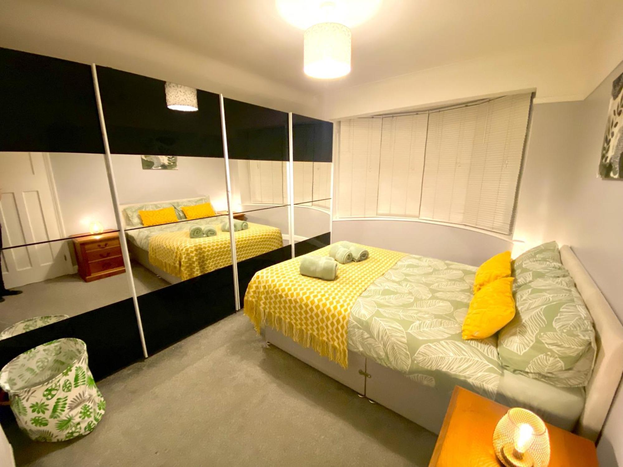 Holiday home 4 Bedroom House Near City Centre With Driveway - Ideal For Contractors