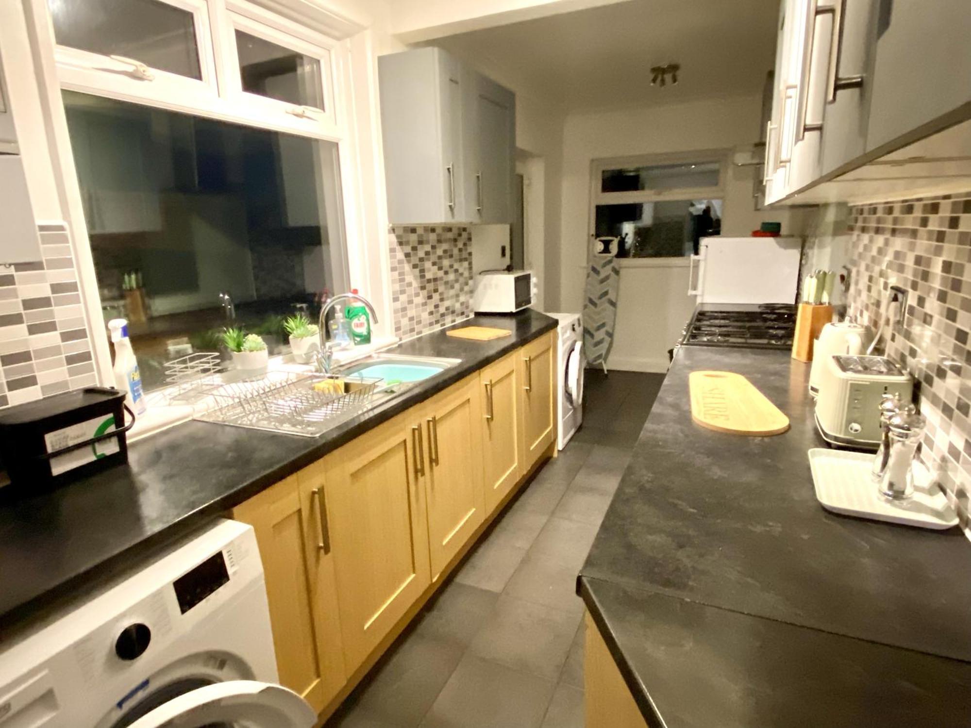 4 Bedroom House Near City Centre With Driveway - Ideal For Contractors Holiday home *