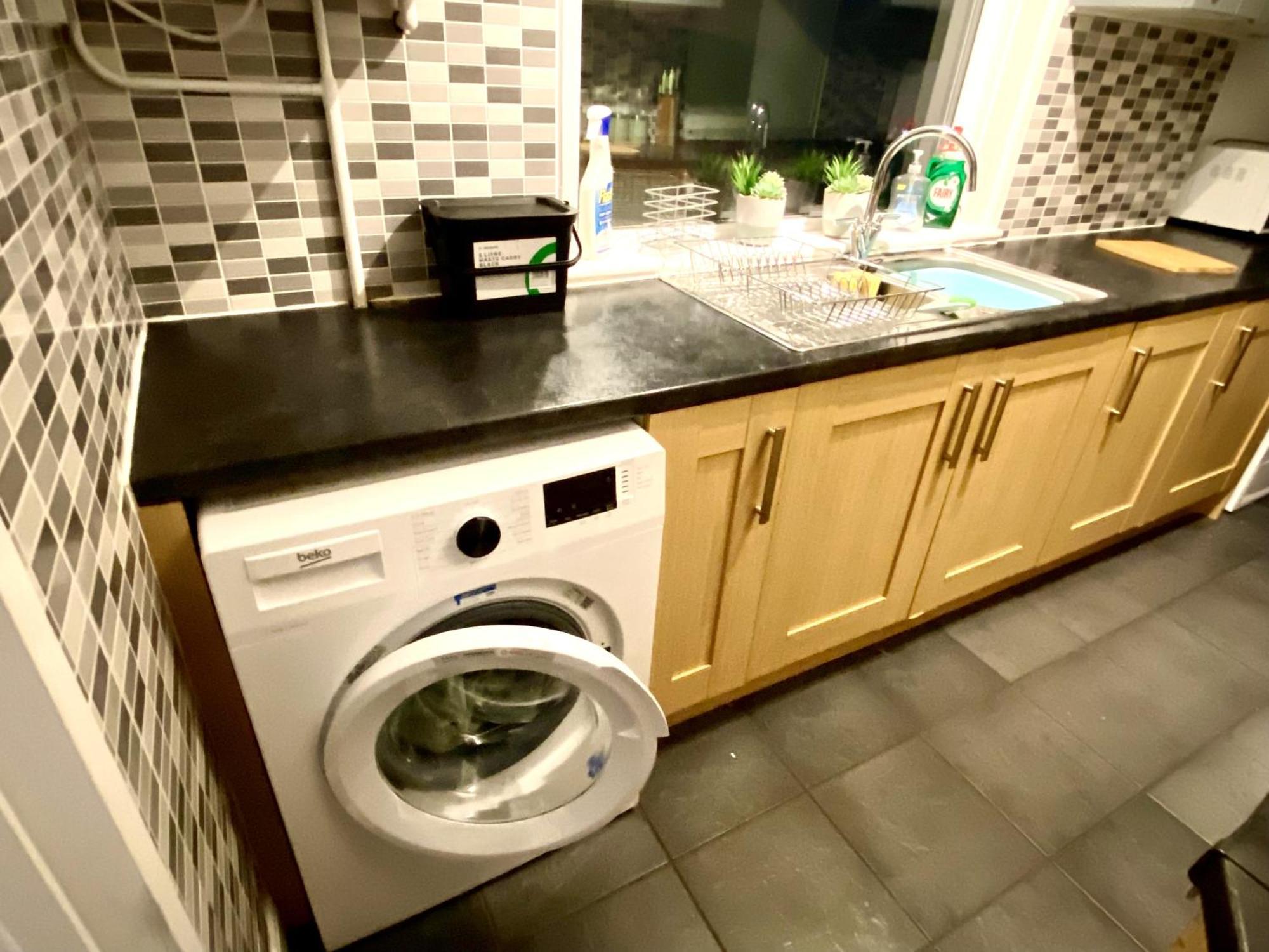 Holiday home 4 Bedroom House Near City Centre With Driveway - Ideal For Contractors