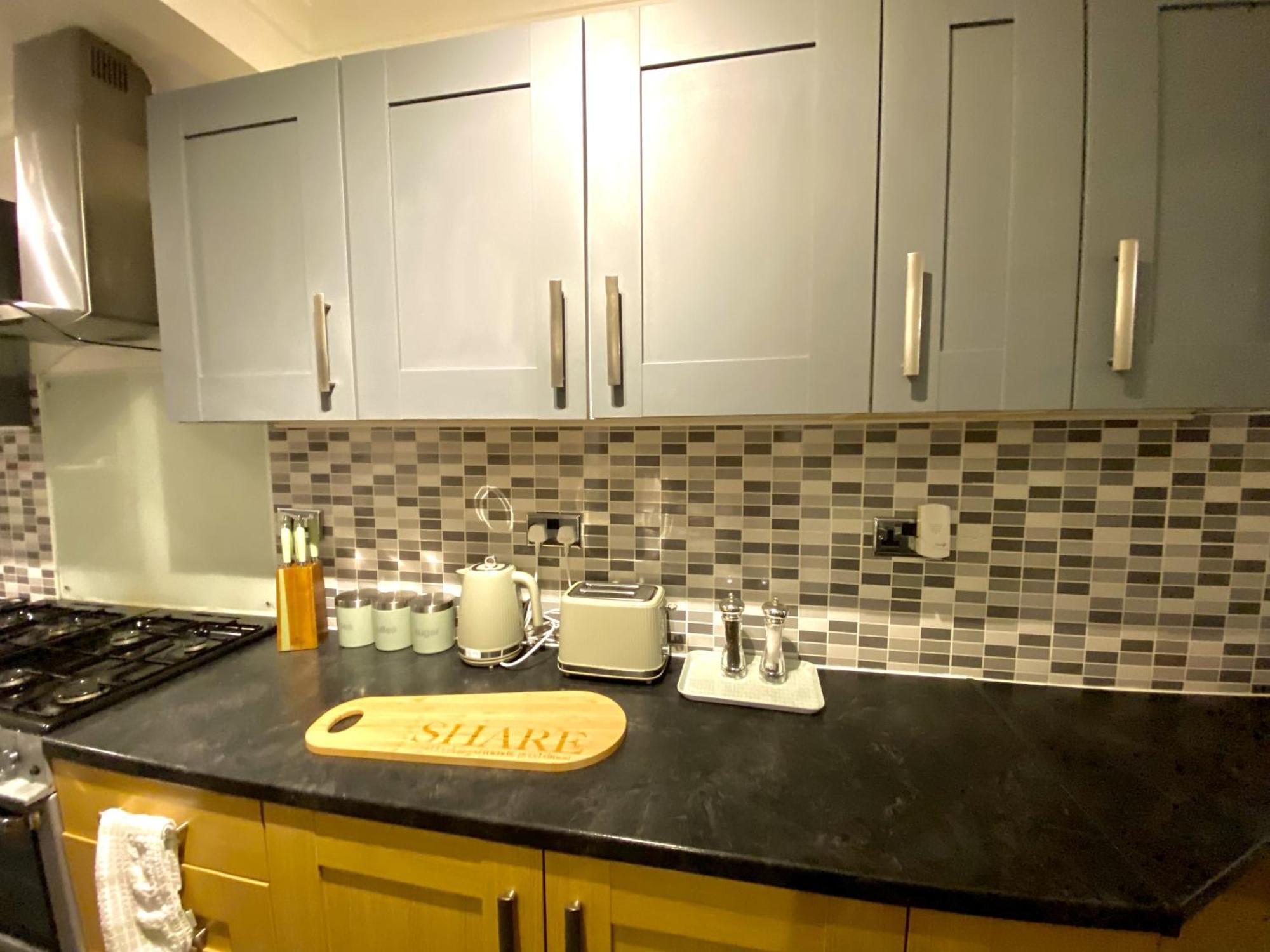 4 Bedroom House Near City Centre With Driveway - Ideal For Contractors Holiday home