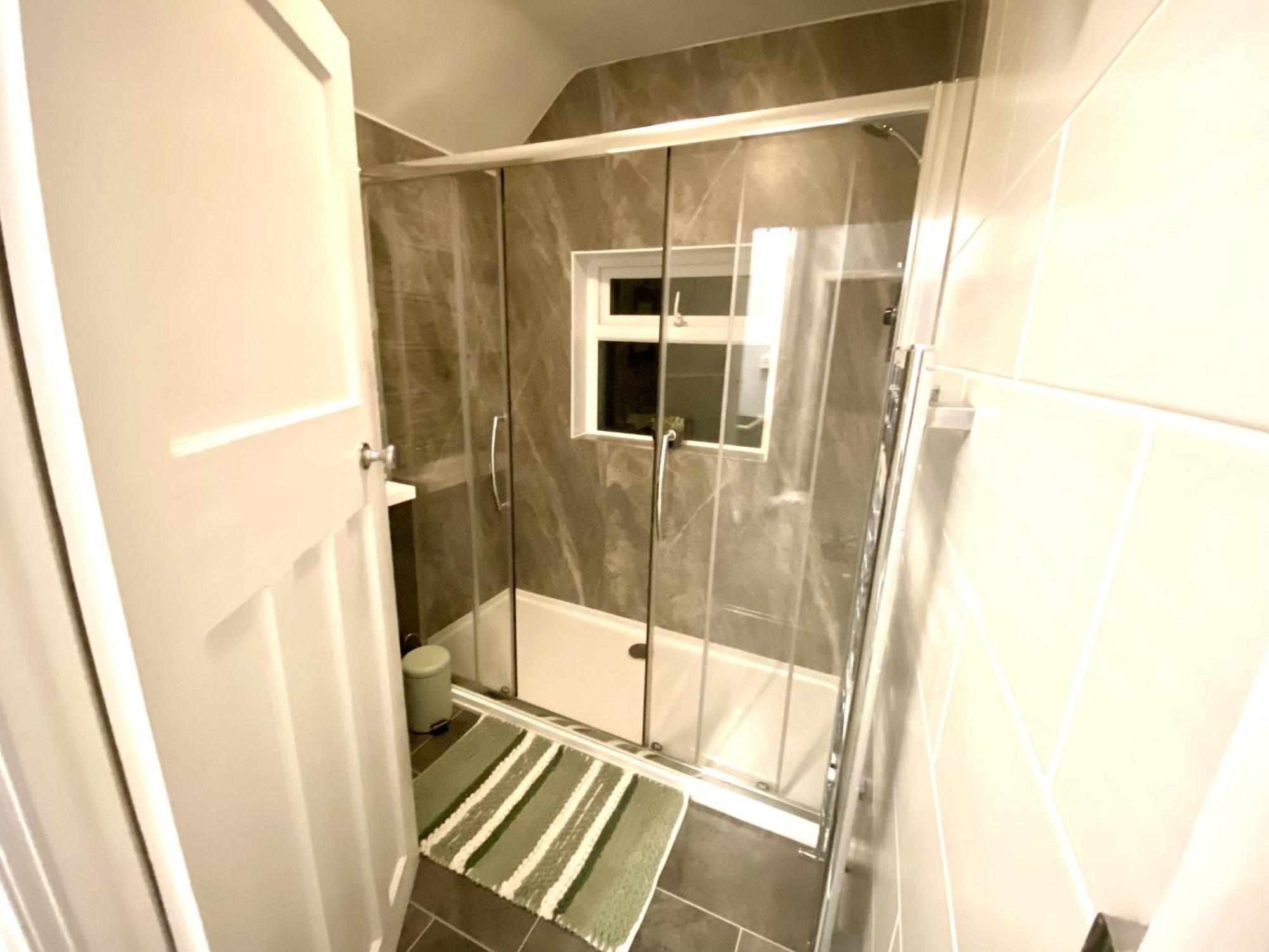 4 Bedroom House Near City Centre With Driveway - Ideal For Contractors *
