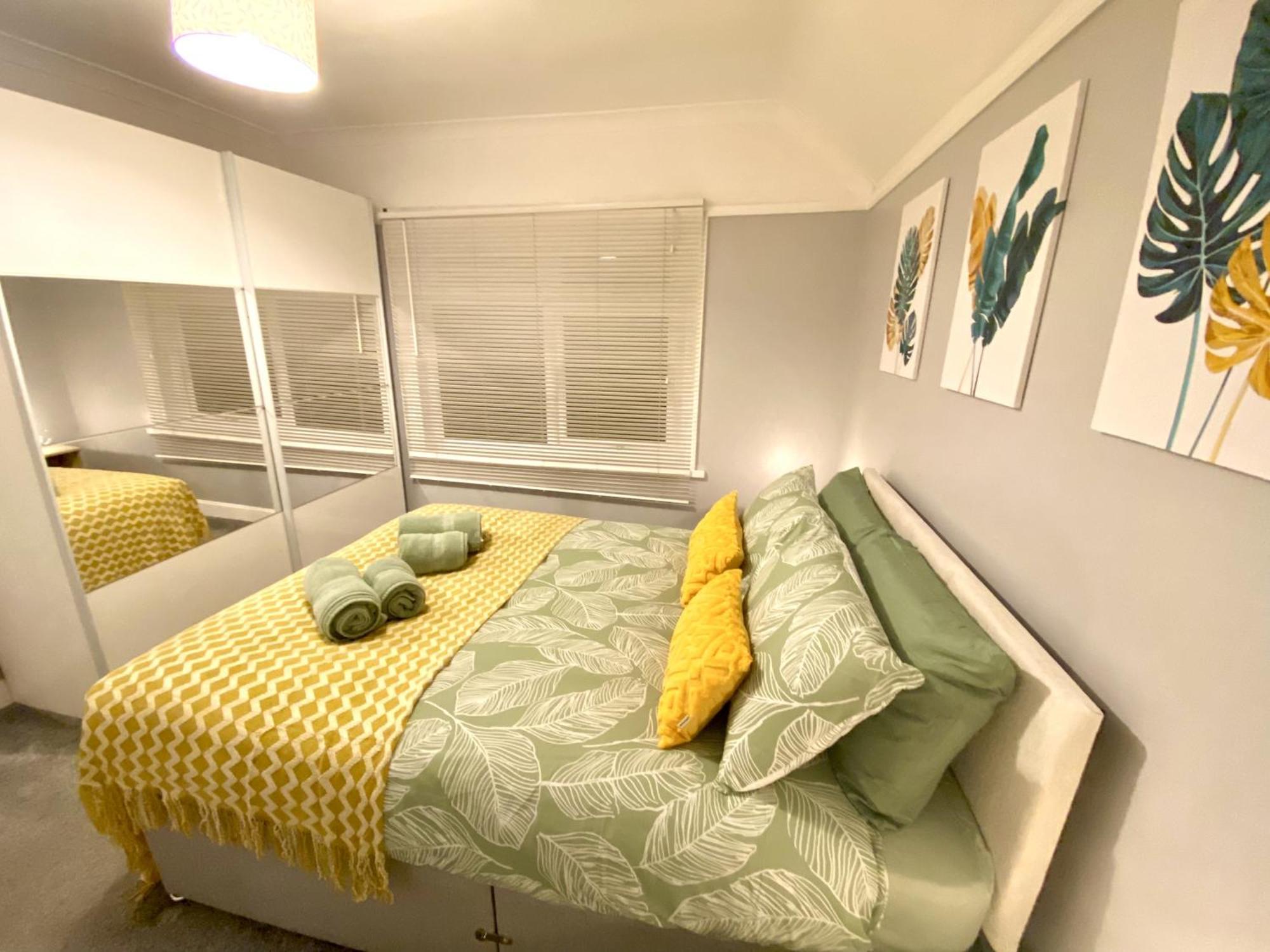 Holiday home 4 Bedroom House Near City Centre With Driveway - Ideal For Contractors *