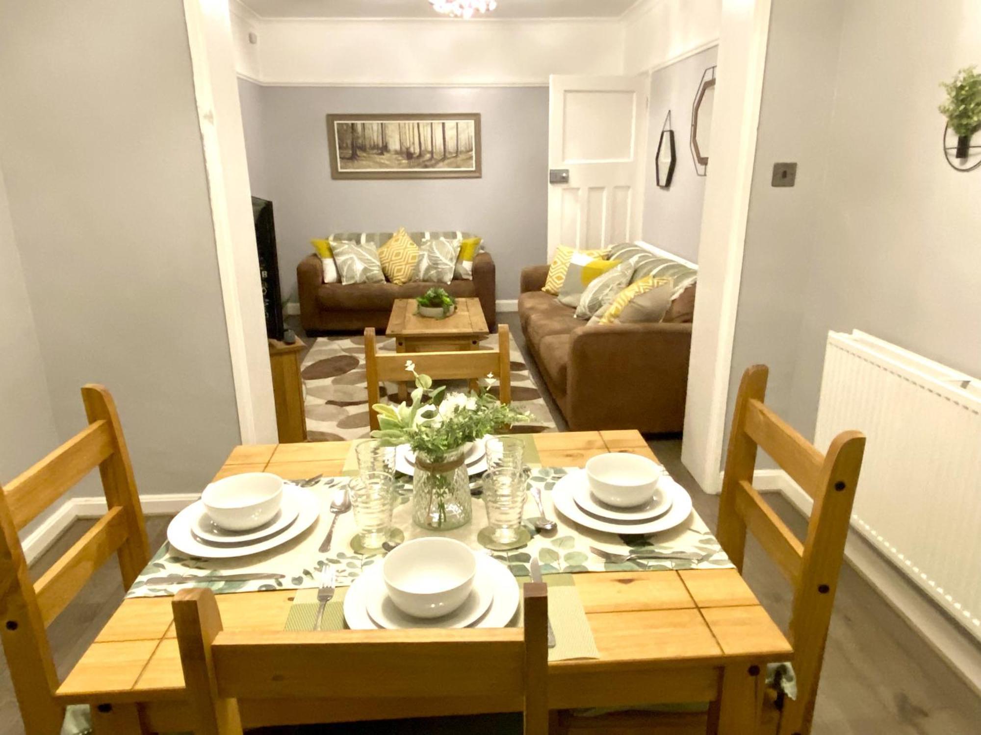 Holiday home 4 Bedroom House Near City Centre With Driveway - Ideal For Contractors Gloucester