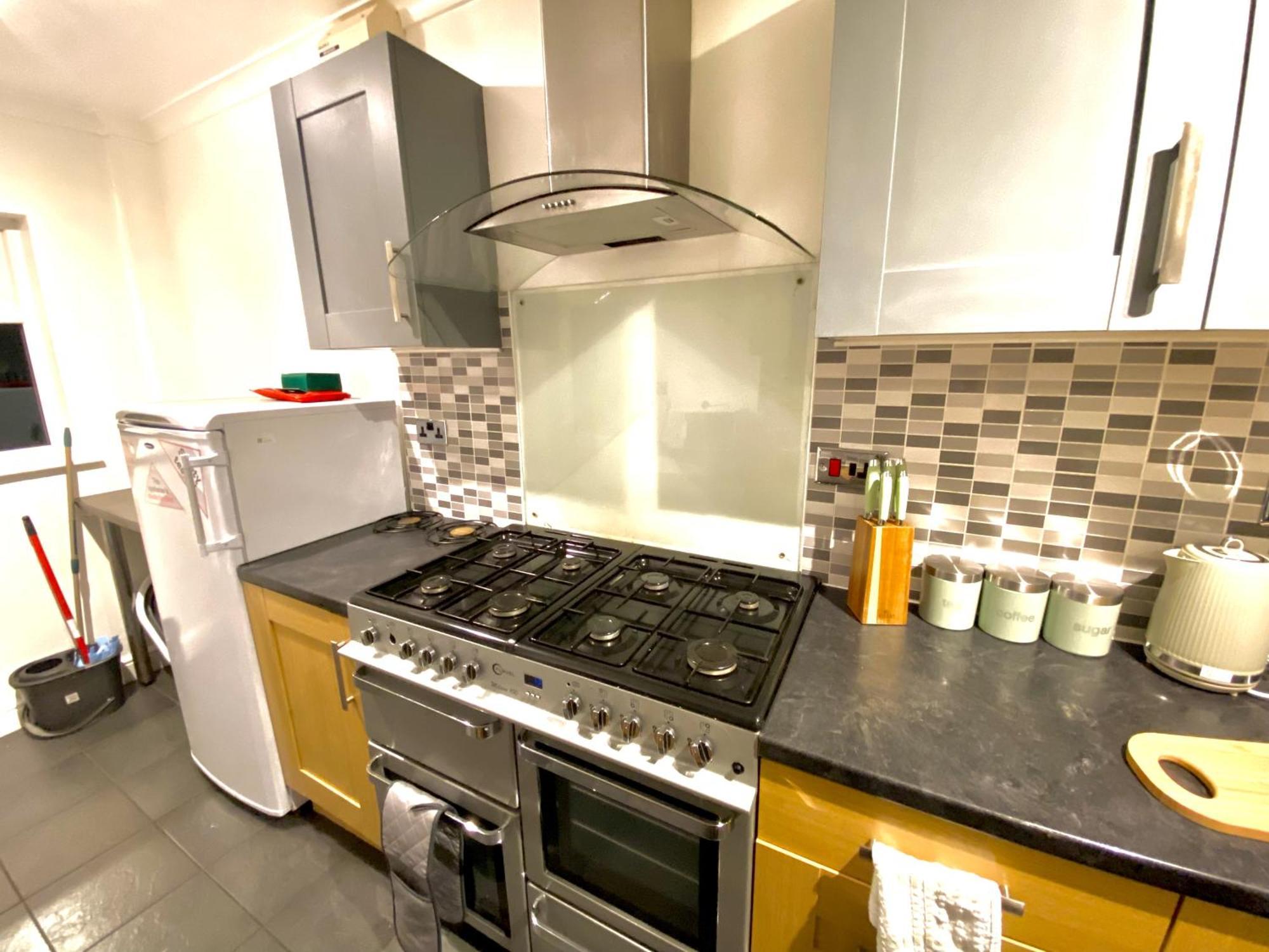 Holiday home 4 Bedroom House Near City Centre With Driveway - Ideal For Contractors