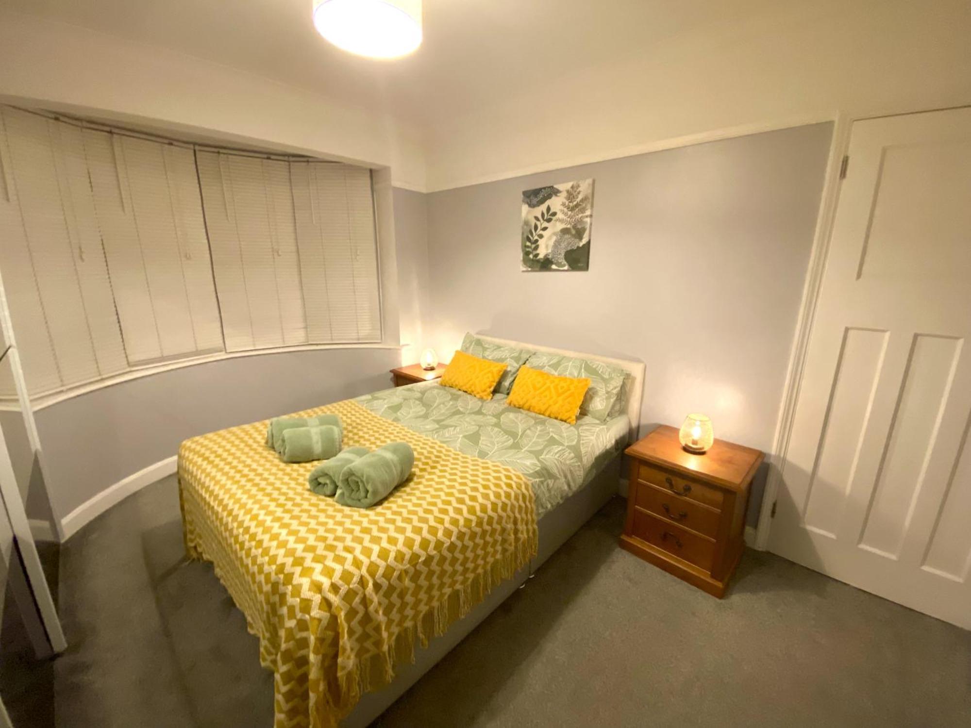 Holiday home 4 Bedroom House Near City Centre With Driveway - Ideal For Contractors Gloucester