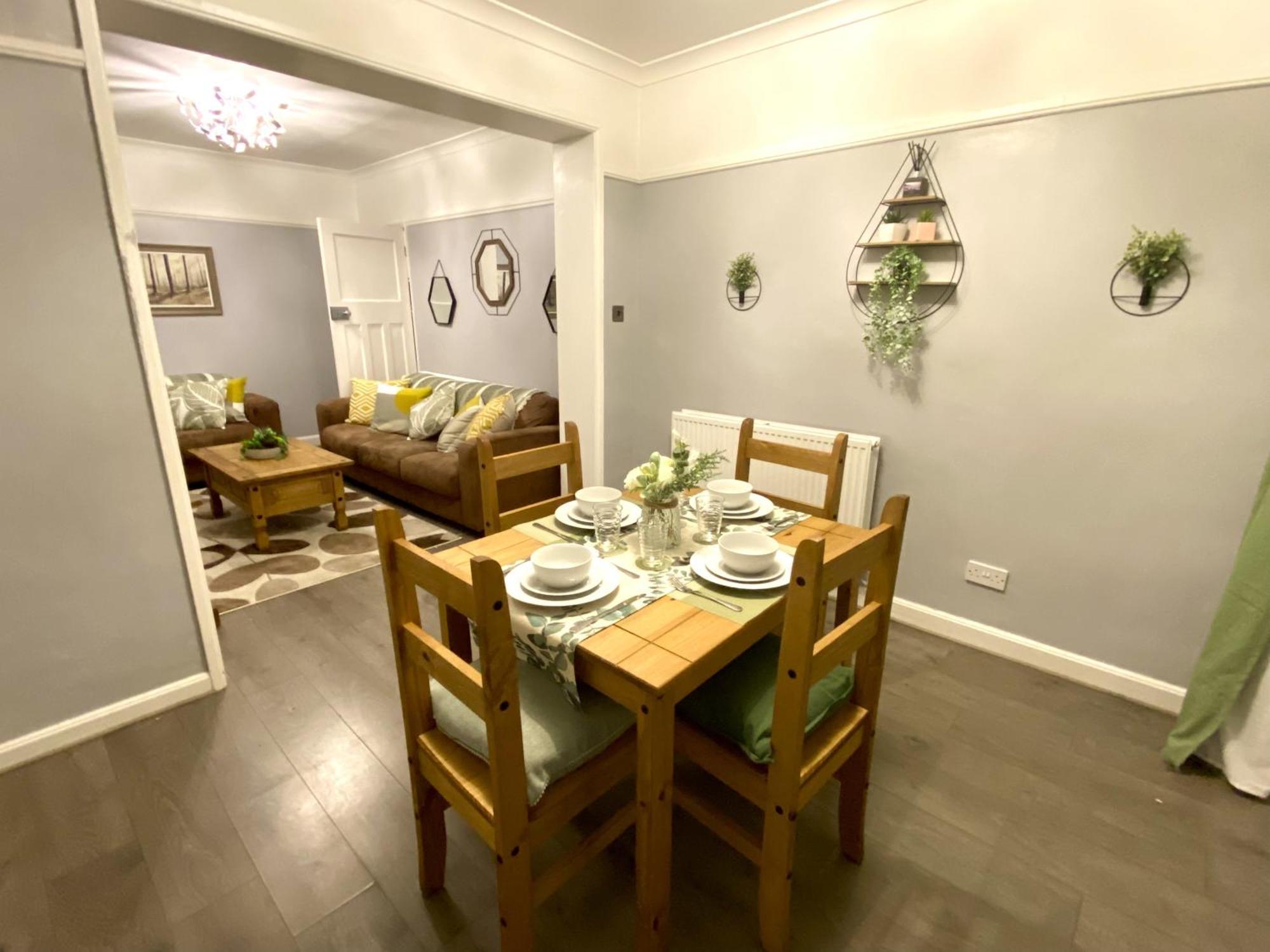 Holiday home 4 Bedroom House Near City Centre With Driveway - Ideal For Contractors
