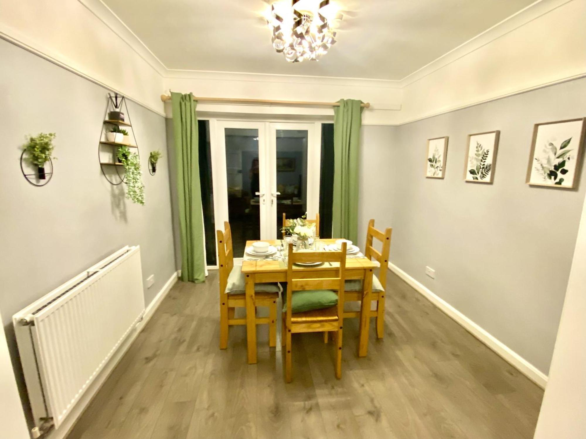 4 Bedroom House Near City Centre With Driveway - Ideal For Contractors Holiday home