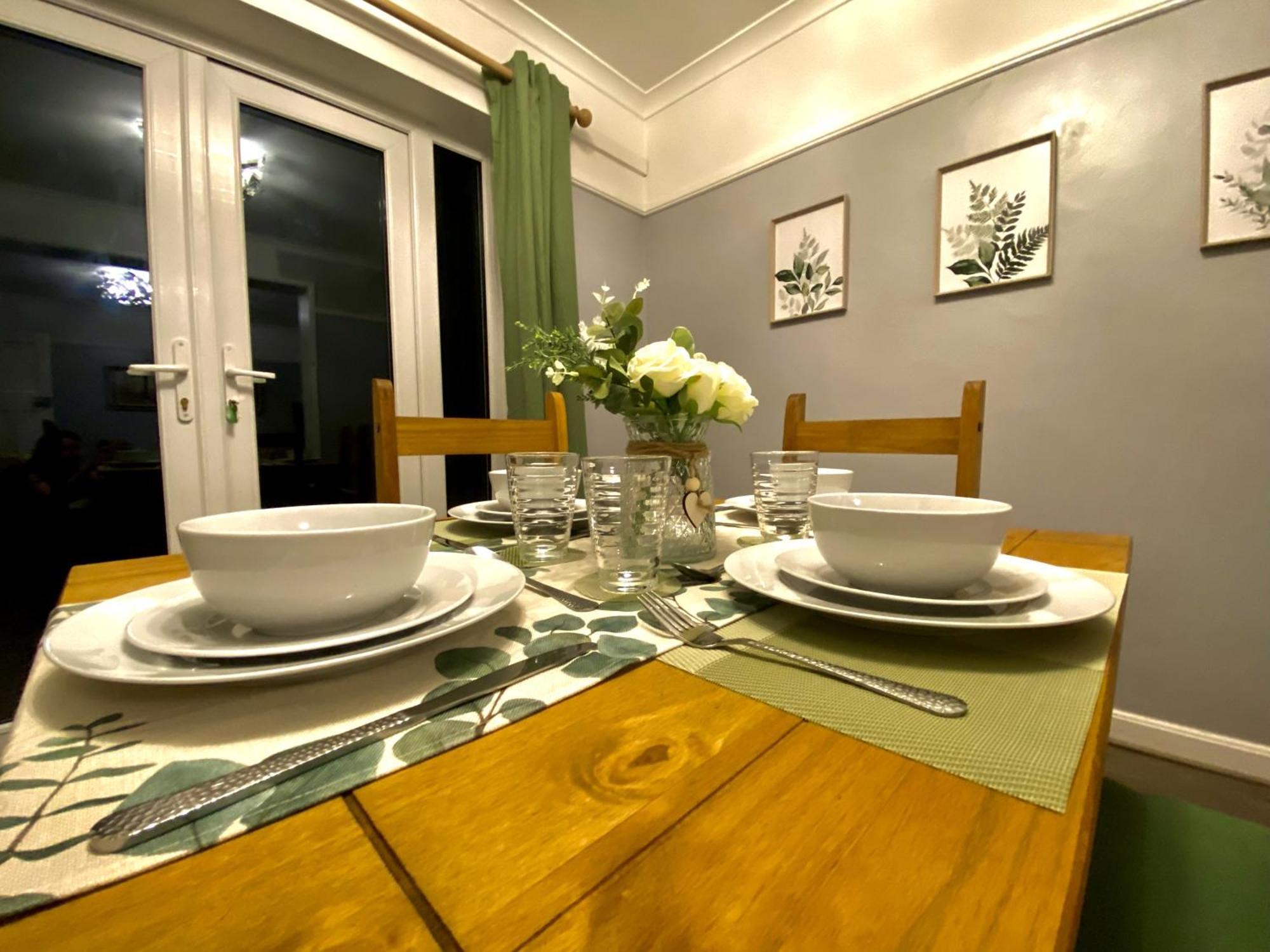 4 Bedroom House Near City Centre With Driveway - Ideal For Contractors Holiday home Gloucester