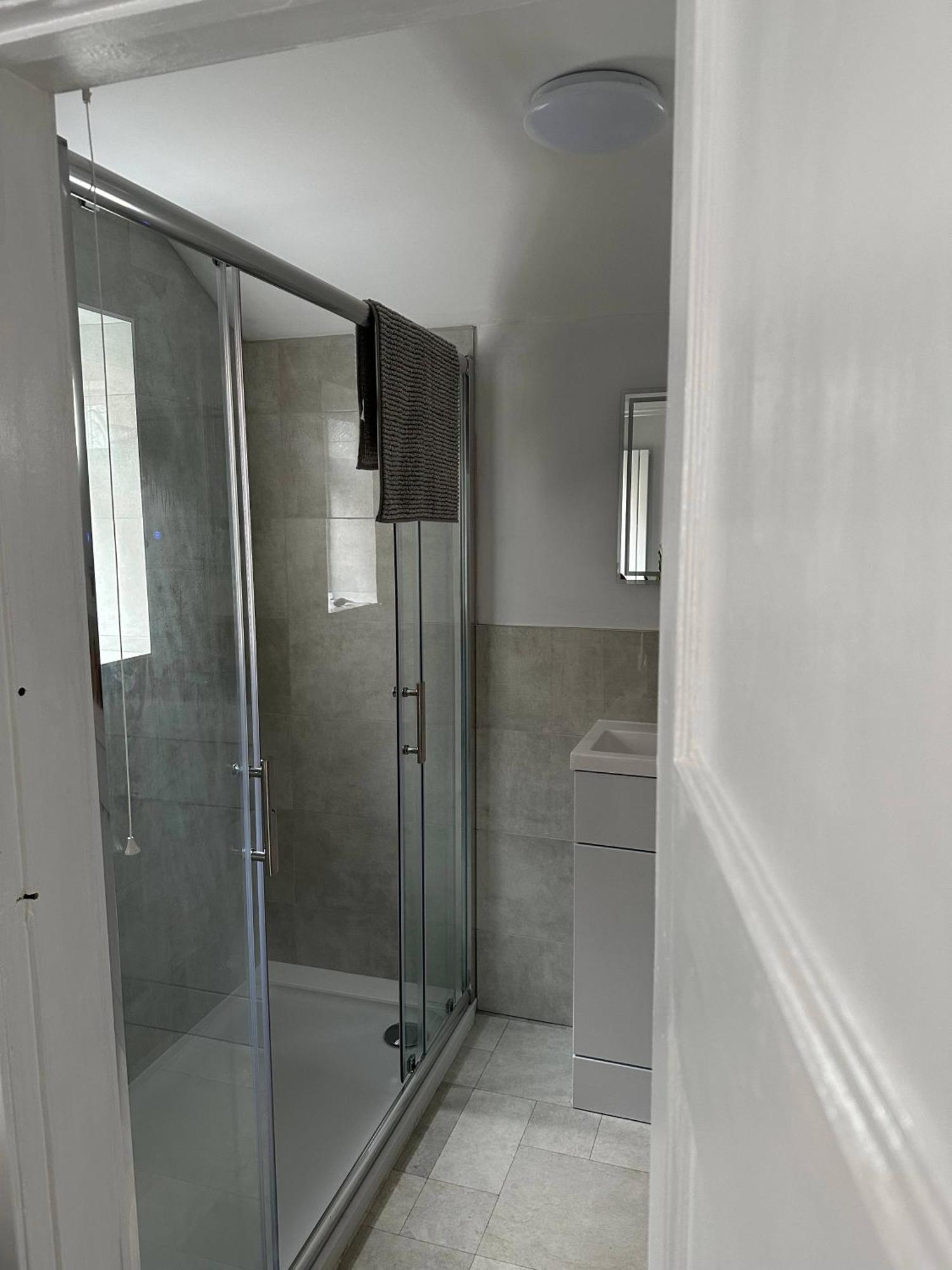 3 Bed Chill Glouc Free Parking