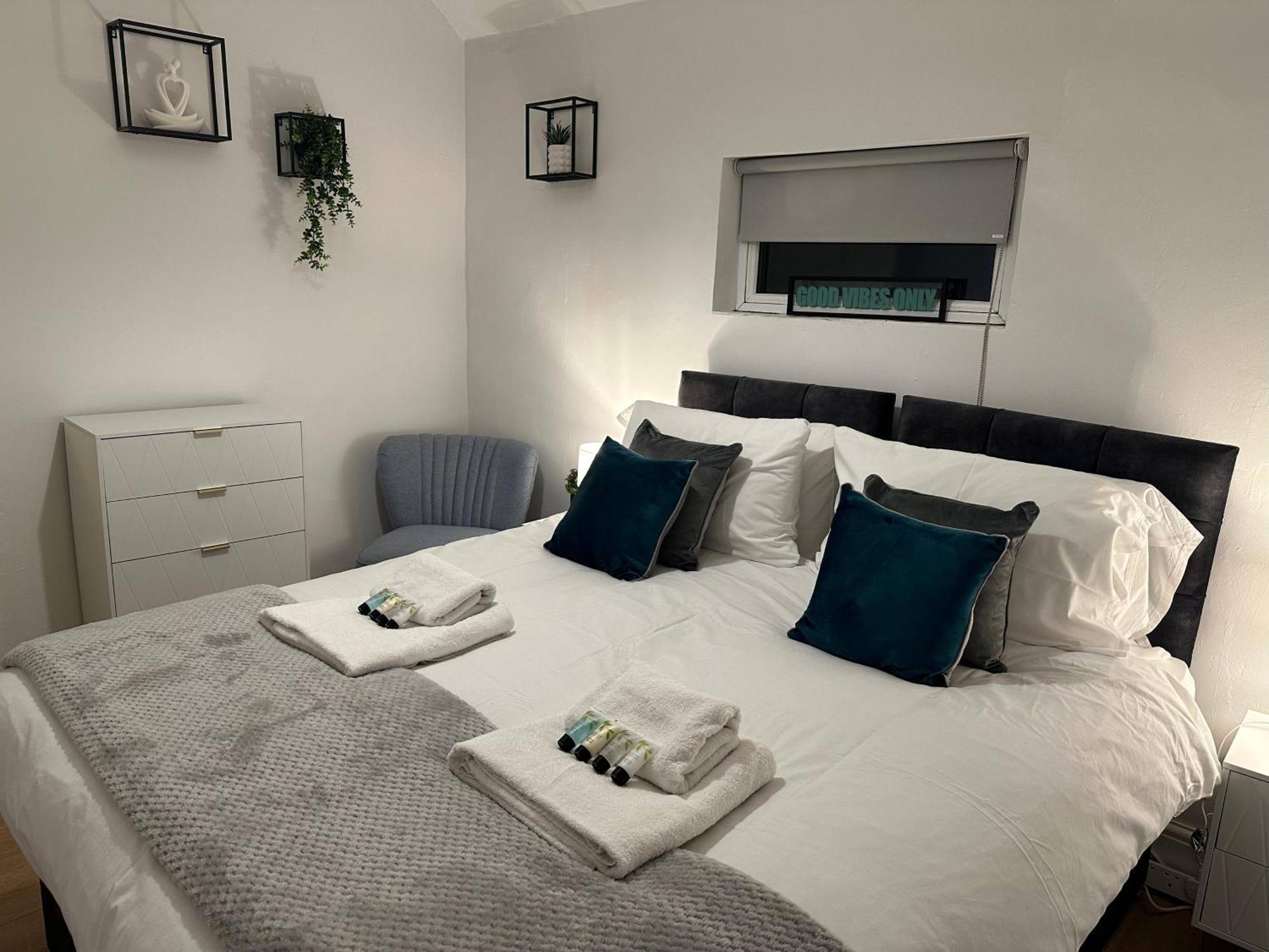 3 Bed Chill Glouc Free Parking