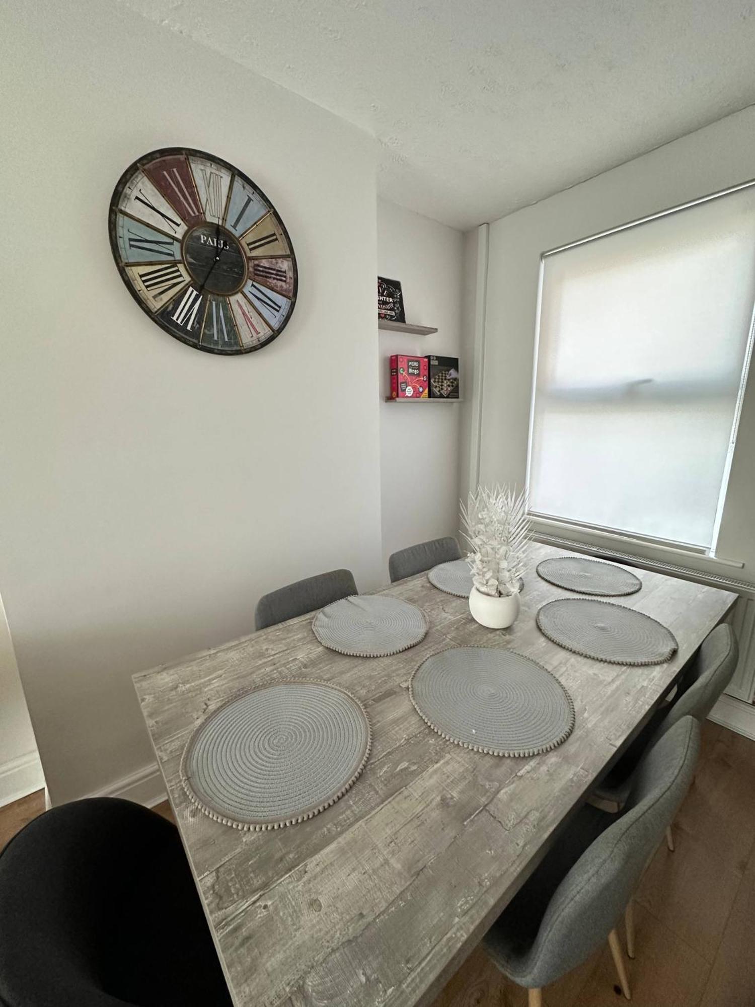 3 Bed Chill Glouc Free Parking Holiday home *