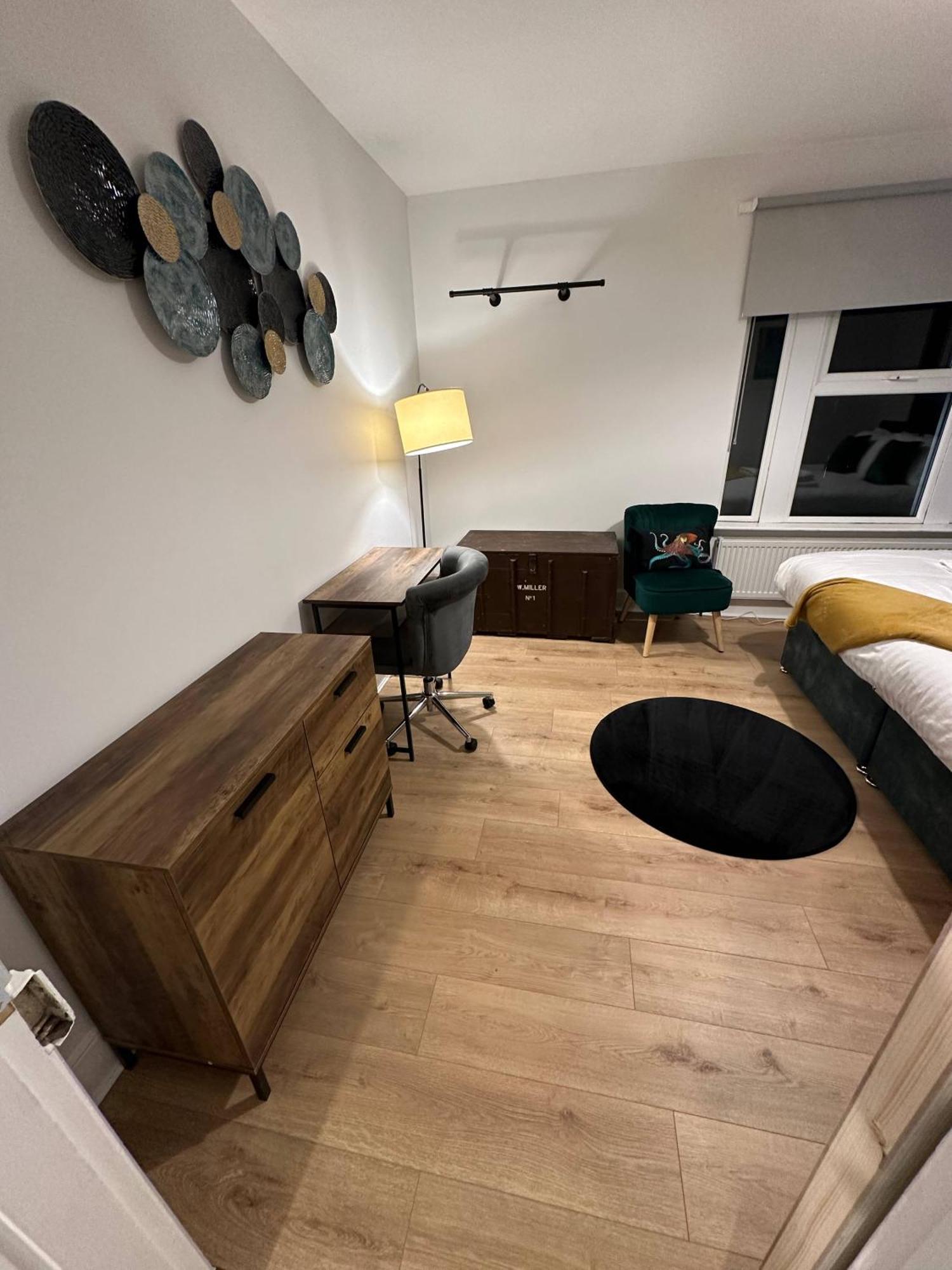 3 Bed Chill Glouc Free Parking Holiday home *